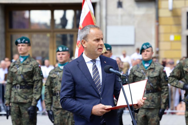 Promocja na pierwszy stopień oficerski absolwentów Akademii Wojsk Lądowych na wrocławskim Rynku