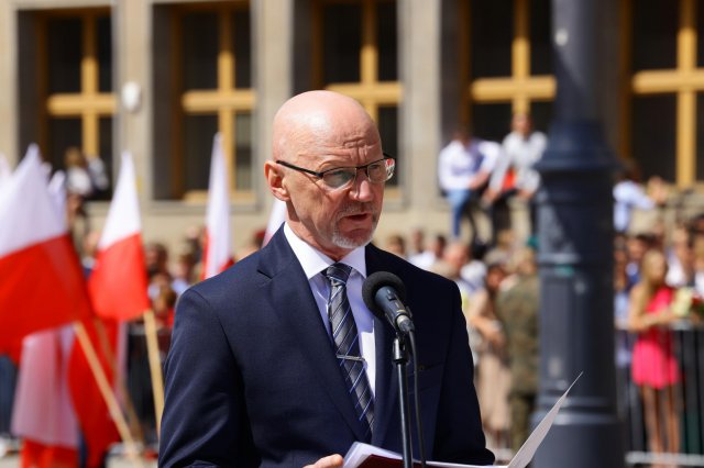 Promocja na pierwszy stopień oficerski absolwentów Akademii Wojsk Lądowych na wrocławskim Rynku