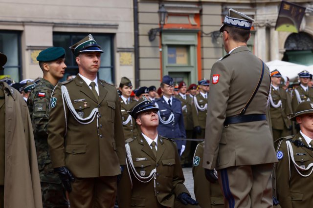 Promocja na pierwszy stopień oficerski absolwentów Akademii Wojsk Lądowych na wrocławskim Rynku