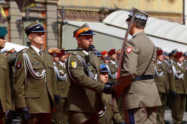 Promocja na pierwszy stopień oficerski absolwentów Akademii Wojsk Lądowych na wrocławskim Rynku