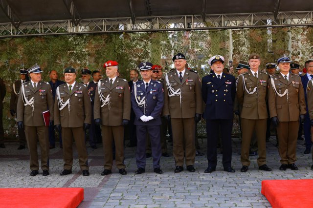 Promocja na pierwszy stopień oficerski absolwentów Akademii Wojsk Lądowych na wrocławskim Rynku