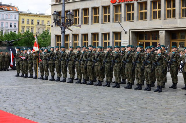 Promocja na pierwszy stopień oficerski absolwentów Akademii Wojsk Lądowych na wrocławskim Rynku