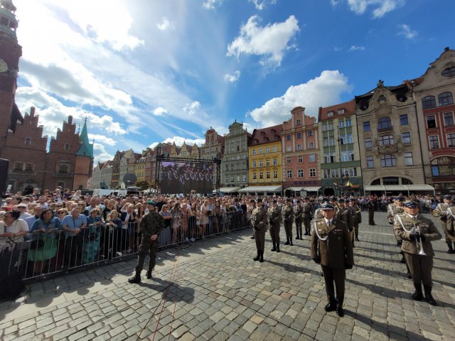 Promocja na pierwszy stopień oficerski absolwentów Akademii Wojsk Lądowych na wrocławskim Rynku