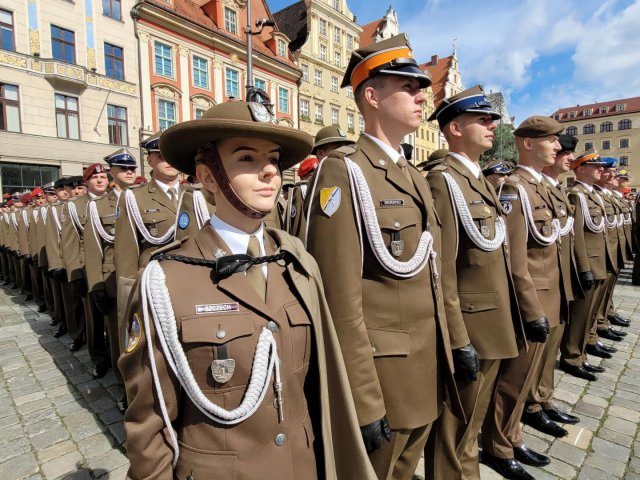 Promocja na pierwszy stopień oficerski absolwentów Akademii Wojsk Lądowych na wrocławskim Rynku