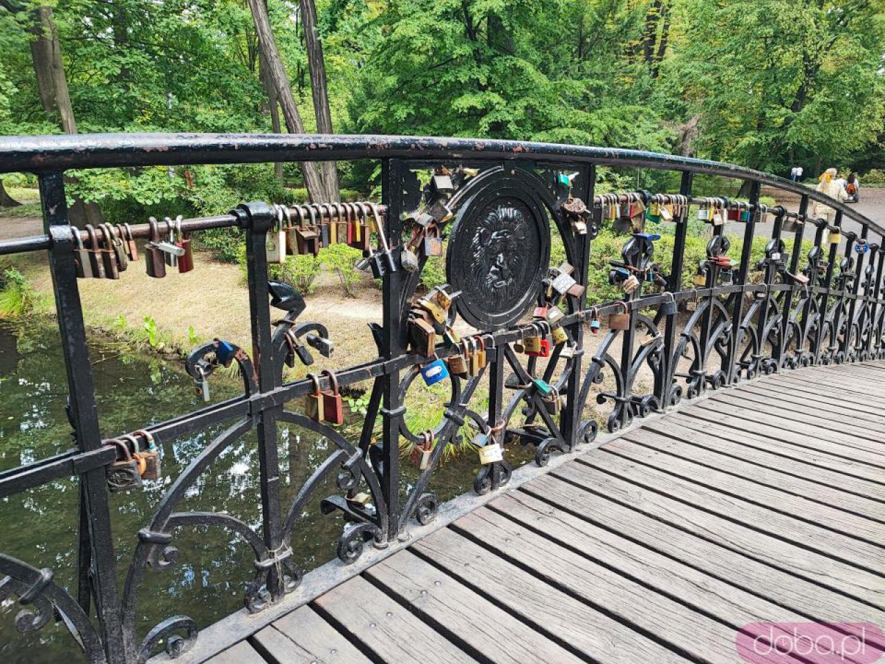 Kłódki zakochanych znikną z mostku w Parku Szczytnickim. To ostatni moment, by je zdjąć
