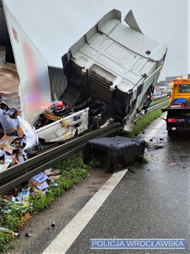 [FOTO] Groźny wypadek na AOW. Zderzenie dwóch ciężarówek