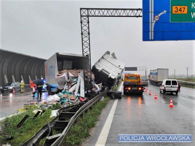 [FOTO] Groźny wypadek na AOW. Zderzenie dwóch ciężarówek