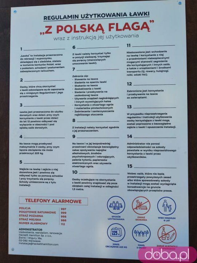 Przed Dworcem Głównym postawiono ławkę patriotyczną. Aby na niej usiąść, należy zapoznać się z 15-punktowym regulaminem [Foto]