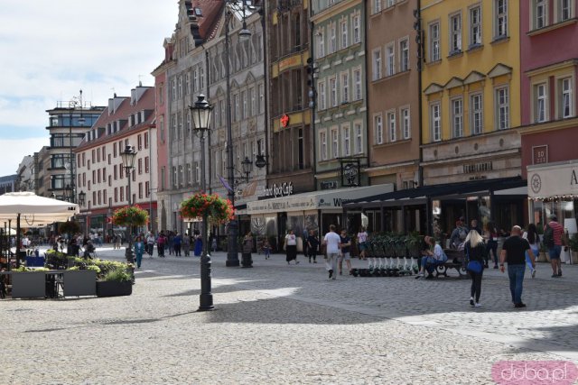 Wrocław oddał cześć zmarłej Królowej Elżbiecie II. Na rynku wybrzmiał hymn Wielkiej Brytanii [Foto, Wideo]