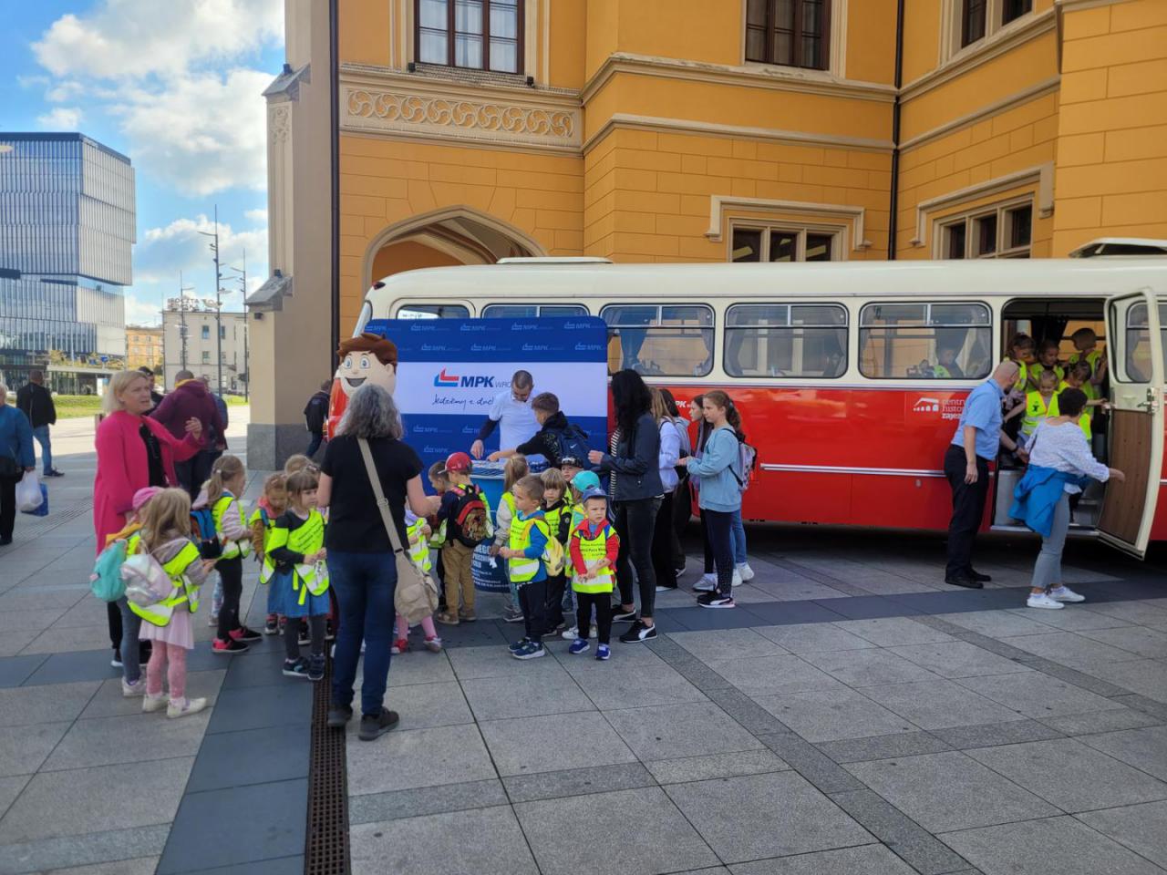 Bezpieczna droga do szkoły. MPK Wrocław i policja edukowali dzieci w zakresie podróżowania komunikacją miejską [Foto]