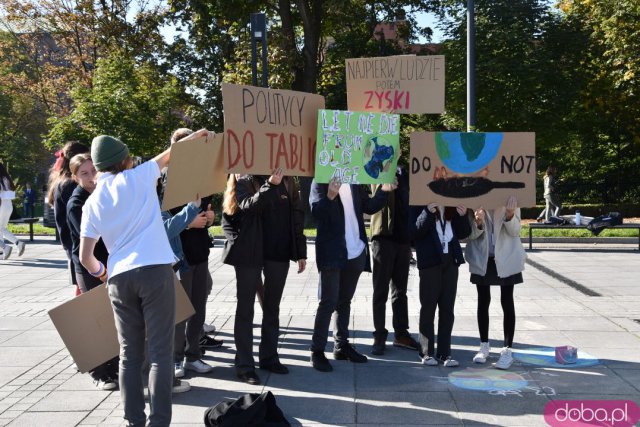 Dzieci i młodzież świadomi zmian klimatycznych. Strajk młodzieżowy na pl. Wolności za nami [Foto]
