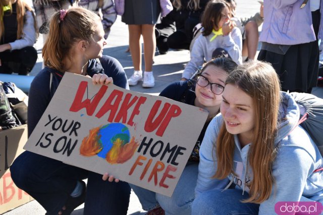 Dzieci i młodzież świadomi zmian klimatycznych. Strajk młodzieżowy na pl. Wolności za nami [Foto]