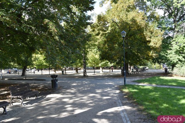 Koniec kalendarzowego lata. Czy we wrocławskich parkach widać pierwsze oznaki jesieni? [FOTO]