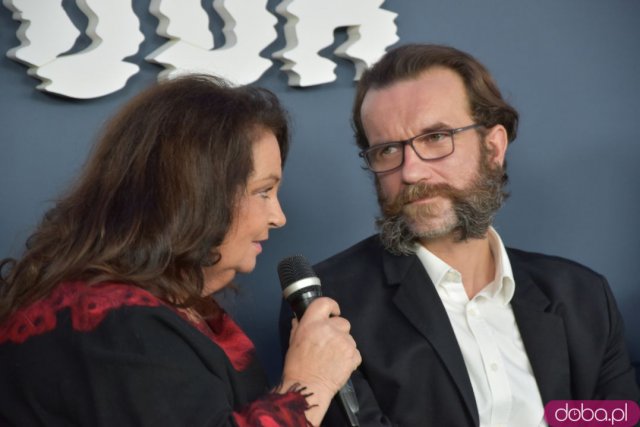Wspomnienia z powodzi tysiąclecia w 1997 roku przeniesione na duży ekran. Tomasz Kot, Anna Dymna i inni opowiadają o pracy nad serialem Wielka Woda