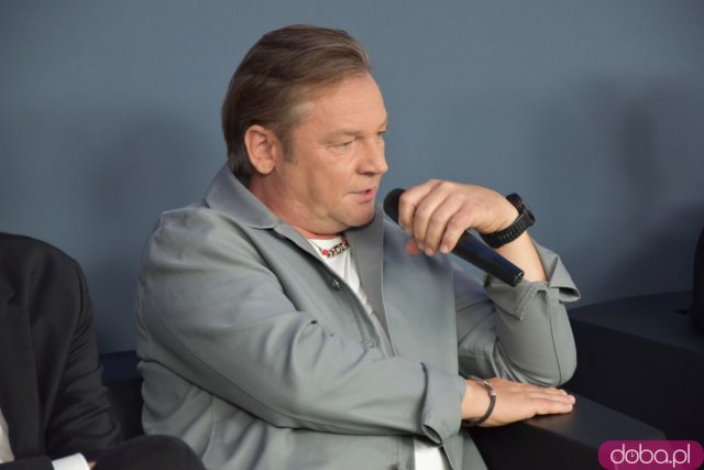 Wspomnienia z powodzi tysiąclecia w 1997 roku przeniesione na duży ekran. Tomasz Kot, Anna Dymna i inni opowiadają o pracy nad serialem Wielka Woda