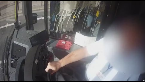W czasie jazdy wrzucił do kabiny kierowcy autobusu otwartą puszkę z piwem [WIDEO]