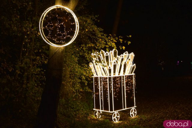 Powraca park iluminacji w Zamku Topacz. Tegoroczna tematyka to Tajemnicze Ogrody [Foto, Wideo, Cennik, Jak dojechać]