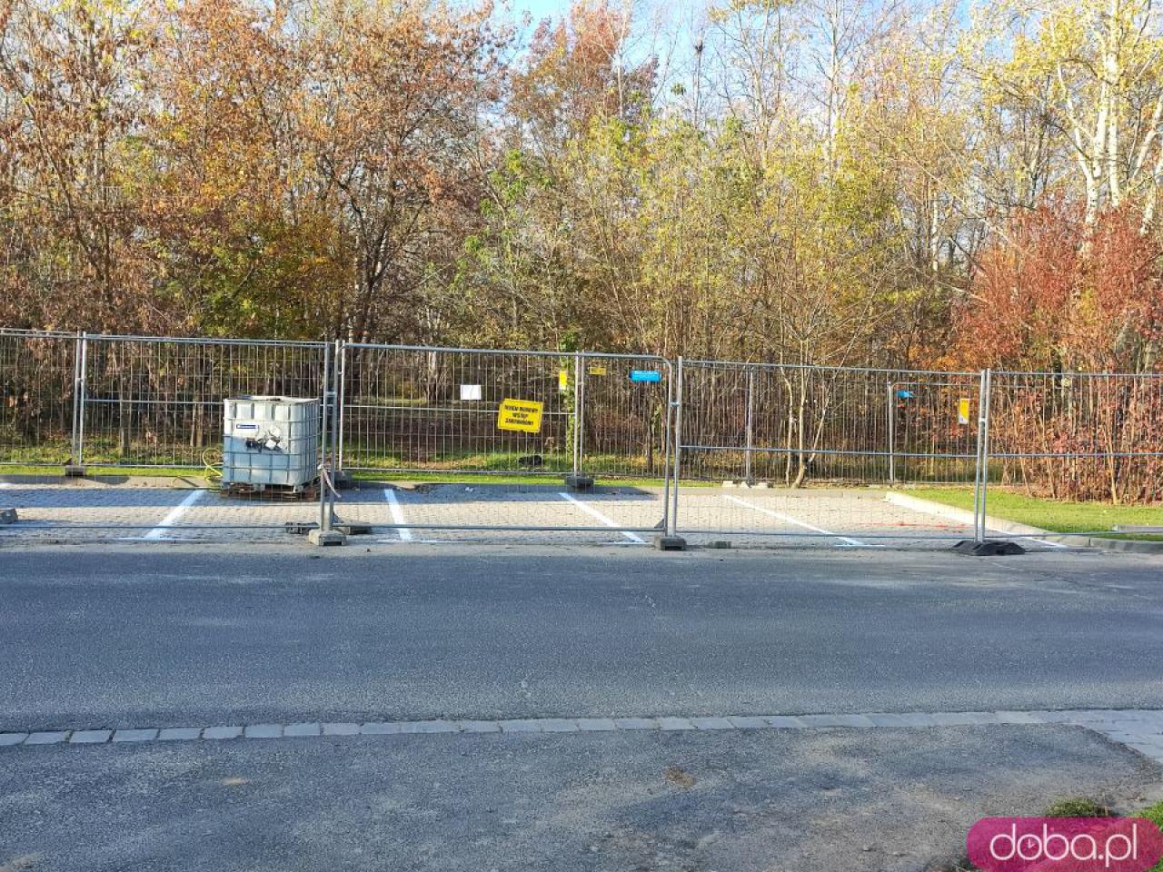 50 nowych miejsc postojowych na Gądowie. Kończy się budowa parkingu przy ul. Idzikowskiego [Foto]