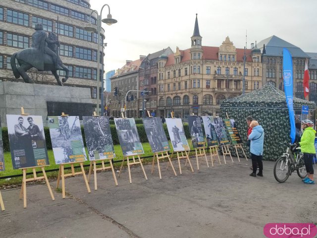 Wrocław w biało-czerwonych barwach. Tłumy ludzi na rynku, zabawa na placu Wolności [Foto, Wideo]