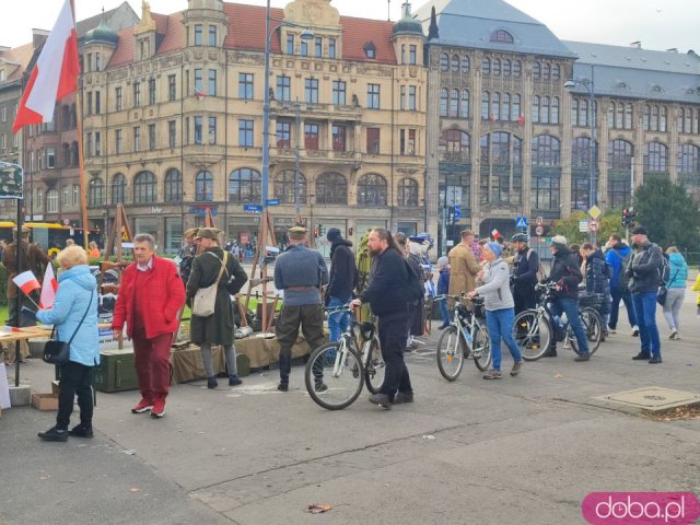 Wrocław w biało-czerwonych barwach. Tłumy ludzi na rynku, zabawa na placu Wolności [Foto, Wideo]