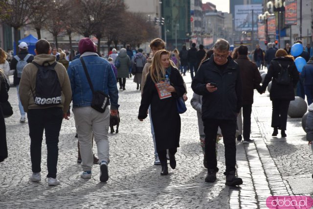 Wrocław w biało-czerwonych barwach. Tłumy ludzi na rynku, zabawa na placu Wolności [Foto, Wideo]