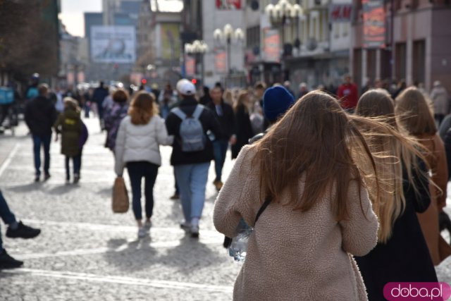 Wrocław w biało-czerwonych barwach. Tłumy ludzi na rynku, zabawa na placu Wolności [Foto, Wideo]