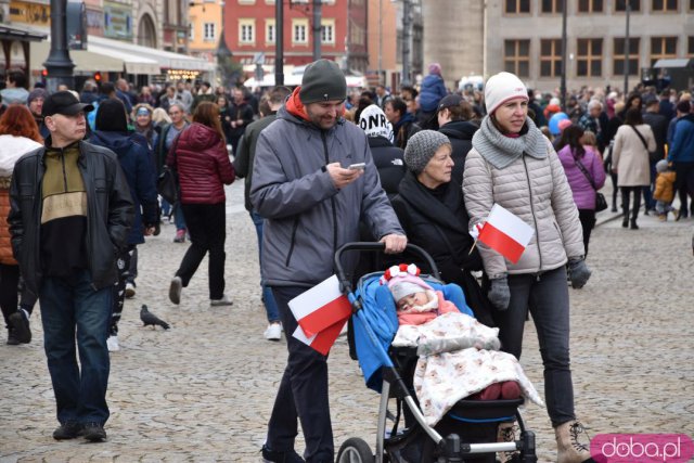 Wrocław w biało-czerwonych barwach. Tłumy ludzi na rynku, zabawa na placu Wolności [Foto, Wideo]