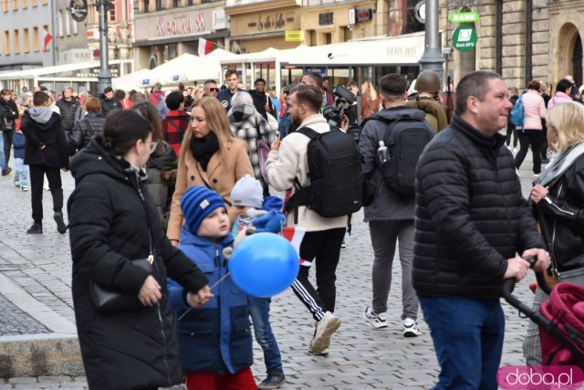 Wrocław w biało-czerwonych barwach. Tłumy ludzi na rynku, zabawa na placu Wolności [Foto, Wideo]
