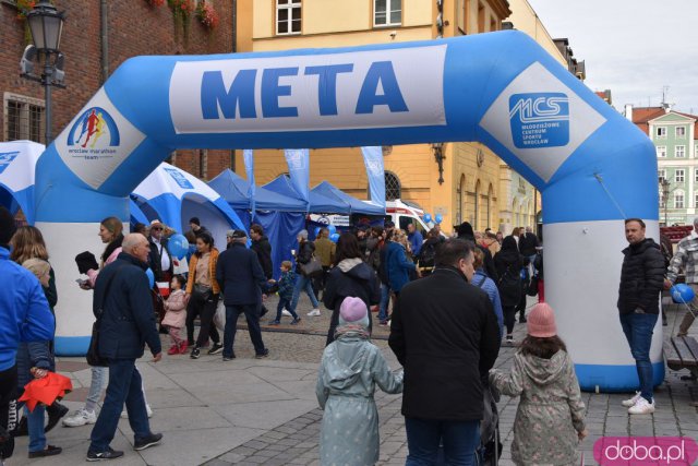 Wrocław w biało-czerwonych barwach. Tłumy ludzi na rynku, zabawa na placu Wolności [Foto, Wideo]