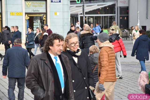 Wrocław w biało-czerwonych barwach. Tłumy ludzi na rynku, zabawa na placu Wolności [Foto, Wideo]