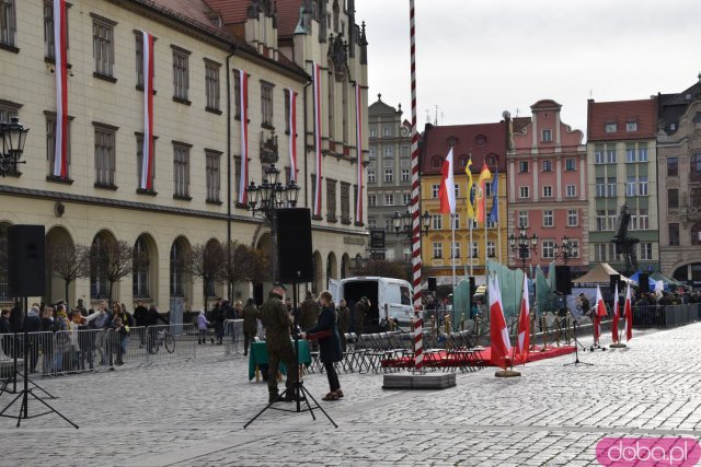 Wrocław w biało-czerwonych barwach. Tłumy ludzi na rynku, zabawa na placu Wolności [Foto, Wideo]