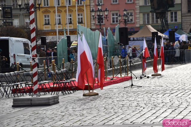 Wrocław w biało-czerwonych barwach. Tłumy ludzi na rynku, zabawa na placu Wolności [Foto, Wideo]