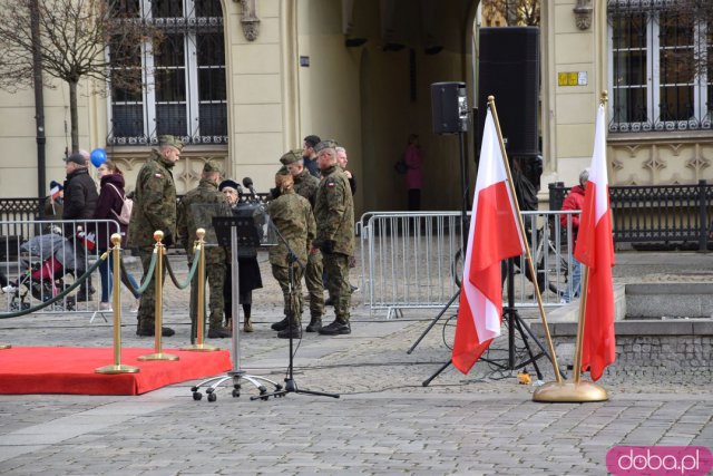 Wrocław w biało-czerwonych barwach. Tłumy ludzi na rynku, zabawa na placu Wolności [Foto, Wideo]