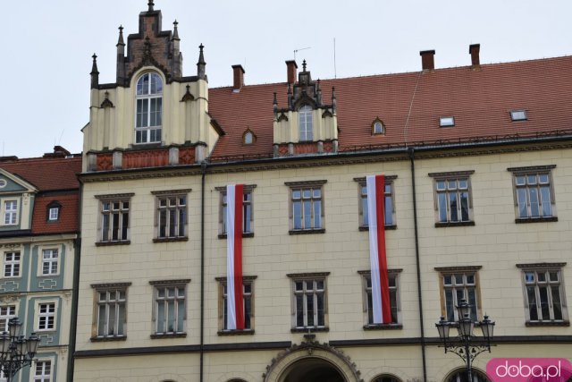 Wrocław w biało-czerwonych barwach. Tłumy ludzi na rynku, zabawa na placu Wolności [Foto, Wideo]