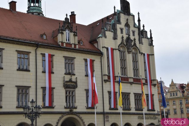 Wrocław w biało-czerwonych barwach. Tłumy ludzi na rynku, zabawa na placu Wolności [Foto, Wideo]
