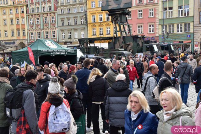 Wrocław w biało-czerwonych barwach. Tłumy ludzi na rynku, zabawa na placu Wolności [Foto, Wideo]