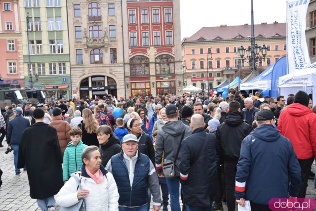 Wrocław w biało-czerwonych barwach. Tłumy ludzi na rynku, zabawa na placu Wolności [Foto, Wideo]