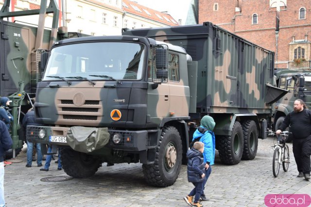 Wrocław w biało-czerwonych barwach. Tłumy ludzi na rynku, zabawa na placu Wolności [Foto, Wideo]