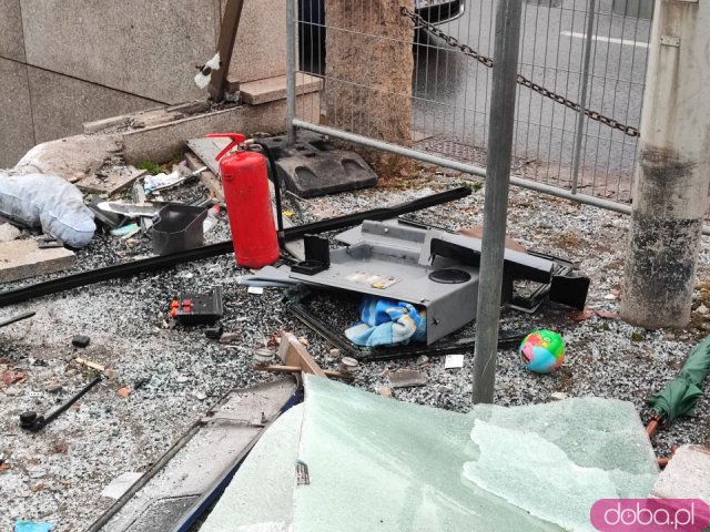 Zobacz zniszczenia po wypadku autokaru na Rondzie Reagana. Zdewastowane zejście do przejścia podziemnego [Foto]