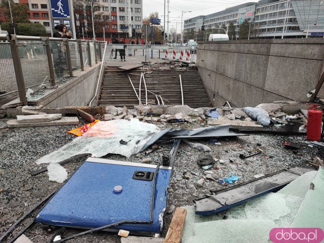 Zobacz zniszczenia po wypadku autokaru na Rondzie Reagana. Zdewastowane zejście do przejścia podziemnego [Foto]