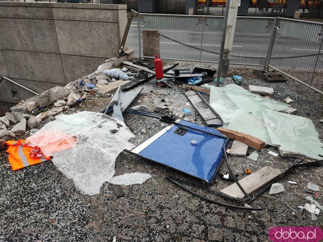 Zobacz zniszczenia po wypadku autokaru na Rondzie Reagana. Zdewastowane zejście do przejścia podziemnego [Foto]