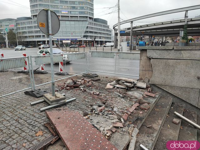 Zobacz zniszczenia po wypadku autokaru na Rondzie Reagana. Zdewastowane zejście do przejścia podziemnego [Foto]