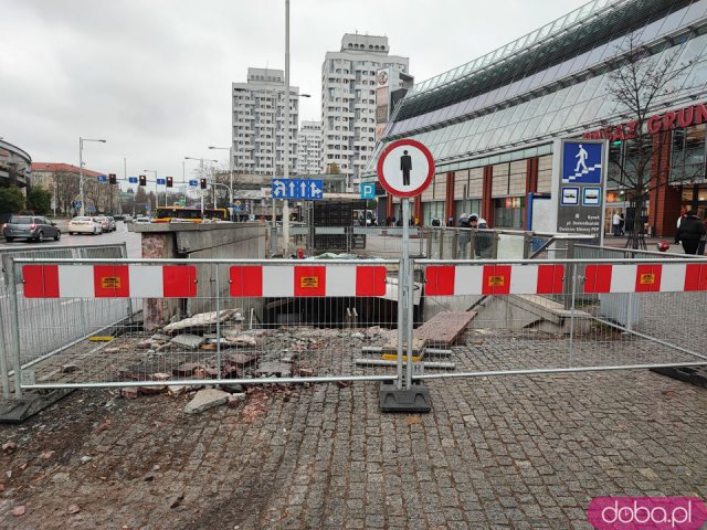 Zobacz zniszczenia po wypadku autokaru na Rondzie Reagana. Zdewastowane zejście do przejścia podziemnego [Foto]