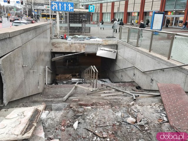 Zobacz zniszczenia po wypadku autokaru na Rondzie Reagana. Zdewastowane zejście do przejścia podziemnego [Foto]