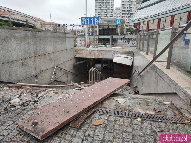 Zobacz zniszczenia po wypadku autokaru na Rondzie Reagana. Zdewastowane zejście do przejścia podziemnego [Foto]