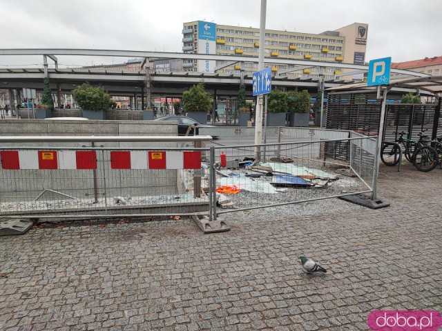 Zobacz zniszczenia po wypadku autokaru na Rondzie Reagana. Zdewastowane zejście do przejścia podziemnego [Foto]