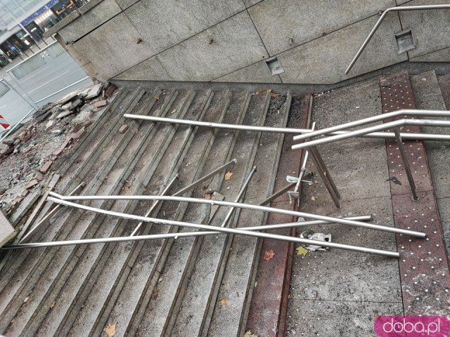 Zobacz zniszczenia po wypadku autokaru na Rondzie Reagana. Zdewastowane zejście do przejścia podziemnego [Foto]