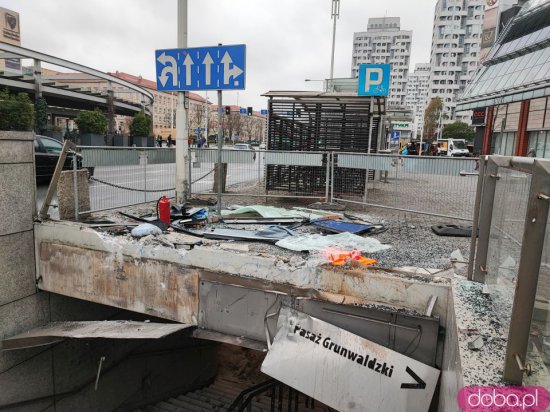 Zobacz zniszczenia po wypadku autokaru na Rondzie Reagana. Zdewastowane zejście do przejścia podziemnego [Foto]