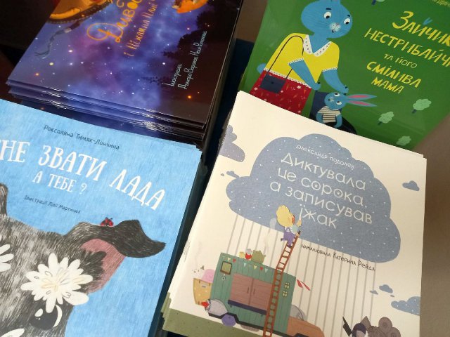 Książki dla dzieci z Ukrainy przekazane do wałbrzyskiej Biblioteki pod Atlantami