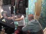 Młodzi aktywiści protestowali podczas Black Friday. Przykleili się do ścian jednego ze sklepów [Foto]